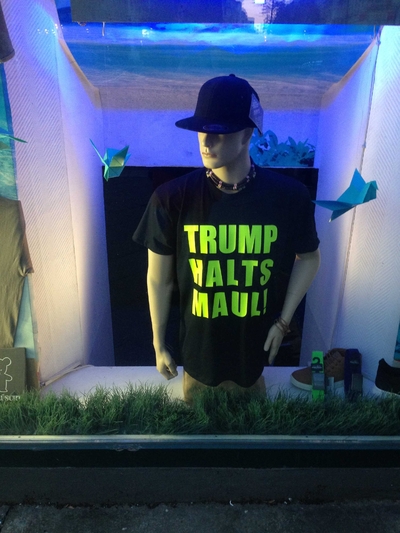 t-shirt reads: Trump halts maul!
